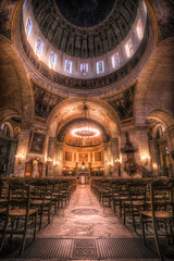 Obraz premium intérieur en bois et dorure d'une coupole d'église dans le centre-ville de Nantes en France