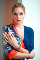 Jeune femme blonde en combinaison fleurie