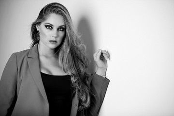 Portrait d'une jolie femme blonde en veste de tailleur chez elle