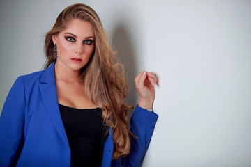 Portrait beauté d'une jeune femme blonde en veste bleu