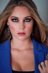 Portrait beauté d'une jeune femme blonde en veste bleu