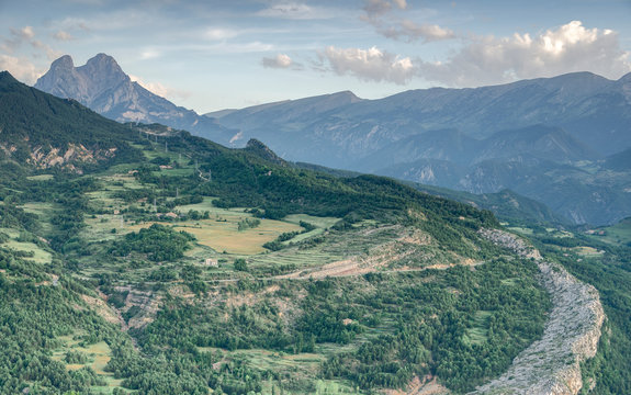 Paisaje de la monta&ntilde;a del Pedraforca del parque natural de la Serra del Cadi al amanecer (Catalu&ntilde;a, Espa&ntilde;a). 