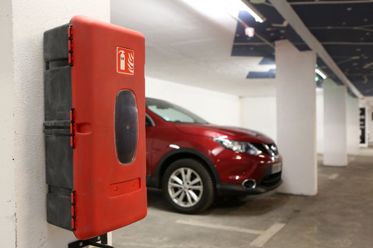 Extincteur sur un pilier. Parking souterrain gratuit.