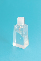 Alcohol en gel fondo azul