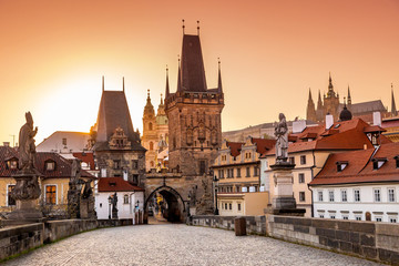 Obraz premium Charles Bridge in Prague at sunset in the coronavirus pandemic