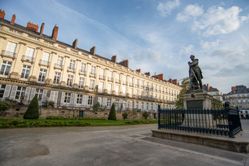 Fototapeta na wymiar appartement du centre-ville avec façade du XIXe siècle dans un parc avec monument à Nantes