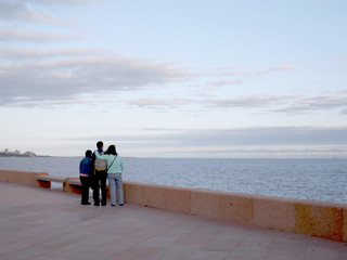 Familia frente al mar