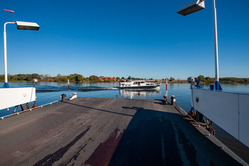 Blick von einer Autofähre über die Elbe auf kreuzendes Boot