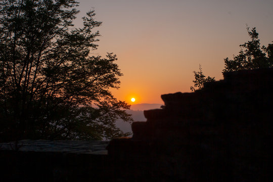 Sonnenaufgang im bergischen Land, Blick von einer Burgruine