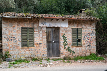 Fototapeta na wymiar altes verlassenes kleines Haus neben einer Bergstraße auf Mallorca