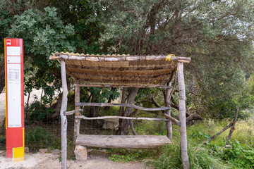 schöne Bushaltestelle mit Unterstand in einem Dorf in Mallorca
