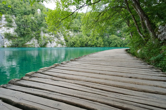Kroatien, Plitvicer Seen, Plitvice, Rundgang um die Plitvicer Seen, Holzstege am See