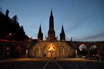 Fototapeta na wymiar Lourdes chiesa