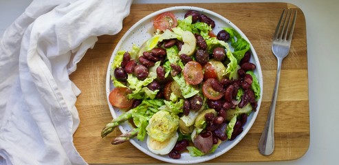 Nicois sallad with eggs, beans, lettice, asparagus, tomato, black olives