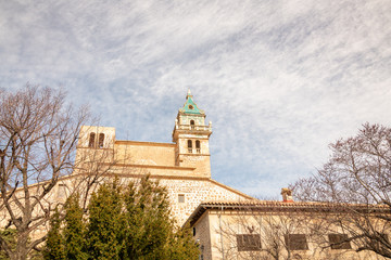 alte Kirche mit grüner Kirchturmspitze in einem Ort in Spanien