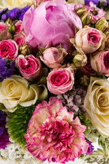 rose colorate e fiori composizione floreale con verde per sposi matrimonio