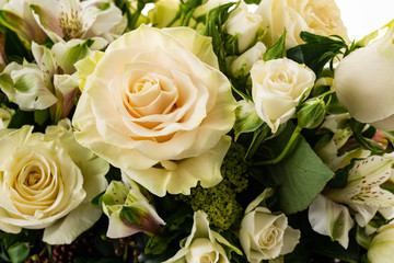 rose bianche e fiori composizione floreale con verde per tavolo sposi matrimonio