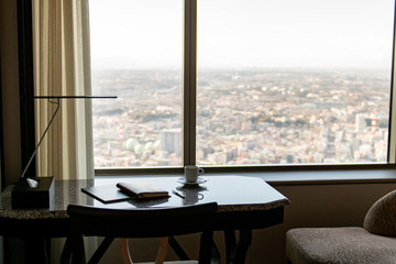 シティホテルの部屋の机から街を見下ろす