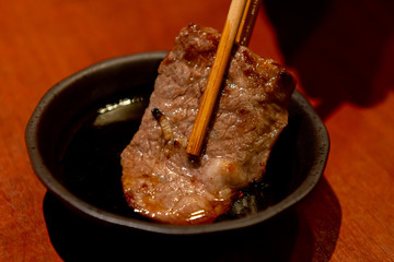 焼肉をタレに漬ける