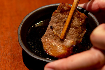 焼肉をタレに漬ける