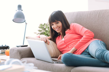 Naklejka premium Young woman connecting with a laptop