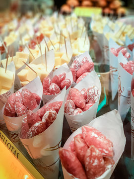 Un dettaglio di un banco di salumi e formaggi