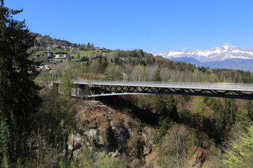 Fototapeta na wymiar Vue sur le pont de contournement. Chaîne des Arravis. Alpes françaises. Saint-Gervais-les-Bains. Haute-Savoie. France.