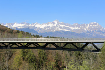 Obraz premium Vue sur le pont de contournement. Chaîne des Arravis. Alpes françaises. Saint-Gervais-les-Bains. Haute-Savoie. France.