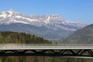 Obraz na płótnie Canvas Vue sur le pont de contournement. Chaîne des Arravis. Alpes françaises. Saint-Gervais-les-Bains. Haute-Savoie. France.