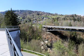 Vue sur le pont de contournement. Chaîne des Arravis. Alpes françaises. Saint-Gervais-les-Bains. Haute-Savoie. France.