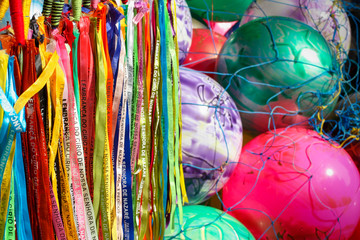 Fitas típicas do Círio. Lembranças de cerimônia religiosa em Belém do Pará. Bolas coloridas de arraial.