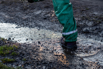 Obraz premium Kind rennt durch Pfütze