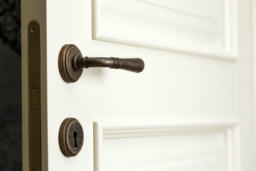 Obraz premium handle and keyhole on a wooden door in beautiful lighting