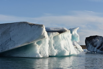 Iceberg en el glaciar de Jökulsárlón, Islandia, con el cielo despejado.