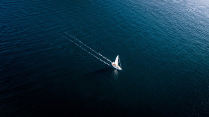 Bateau traversant la baie sur la mer méditerranée au drone - Île de Pag, Croatie
