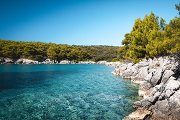 Criques et plages méditerranéennes sur l'île de Rab en Croatie