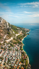 Ville d'Omiš et sa côte méditerranéenne en Croatie par drone