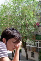 chica triste confinada en la ventana