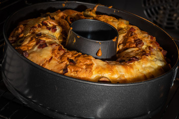Fotografía de bodegones de rosquilla salada esponjosa en la sartén