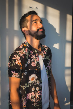 hombre con barba mirando hacia arriba