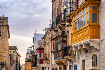 Fototapeta premium sunset on the streets of malta