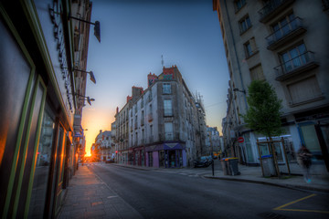 premier rayon du soleil entre deux bâtiment du centre ville de Nantes en France