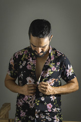 hombre con barba y camisa de flores 