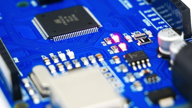 Statische Nahaufnahme eines Entwicklungsboards mit Mikrocontroller und blinkenden LED Anzeigen