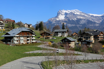 Fototapeta premium Immeubles et chalets de montagne. Aiguilles de Warens. Alpes françaises. Saint-Gervais-les-Bains. Haute-Savoie. France.