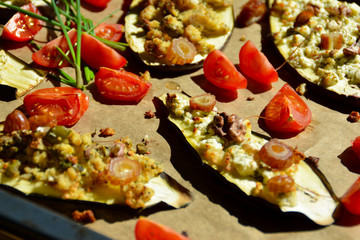 gebackene Auberginen als vegetarische Variante mit Feta, Walnüssen, Datteln und Kräutern sowie als vegane Variante mit Tofu, Oliven und Tomaten, ein leckerer Gemüsesnack aus Auberginenscheiben