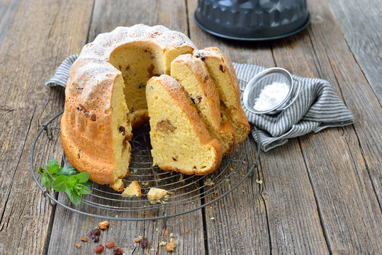 Frischer Hefe-Gugelhupf mit Marzipan und Amaretto-Rosinen  -  Fresh yeast ring cake with almond paste and raisins