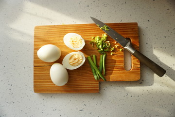 Przygotowania do śniadania jajka na twardo że szczypiorkiem - obrazy, fototapety, plakaty