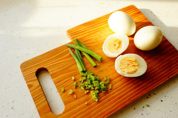 Przygotowania do śniadania, jajko że szczypiorkiem © Anna