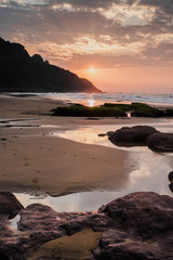 Precioso atardecer en un playa de la costa Asturiana.